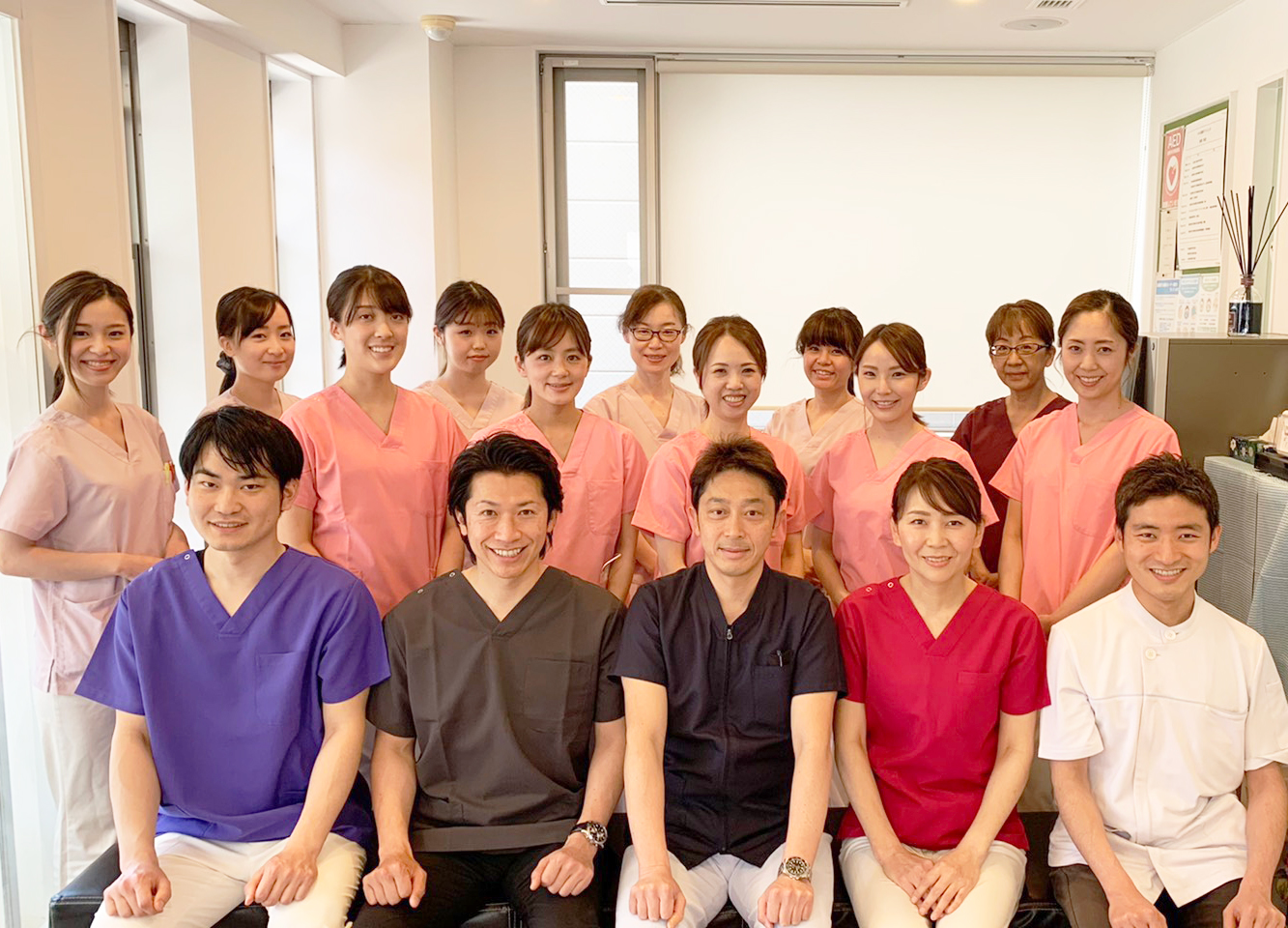 名古屋市中村区・いわま歯科クリニック・スタッフ集合写真